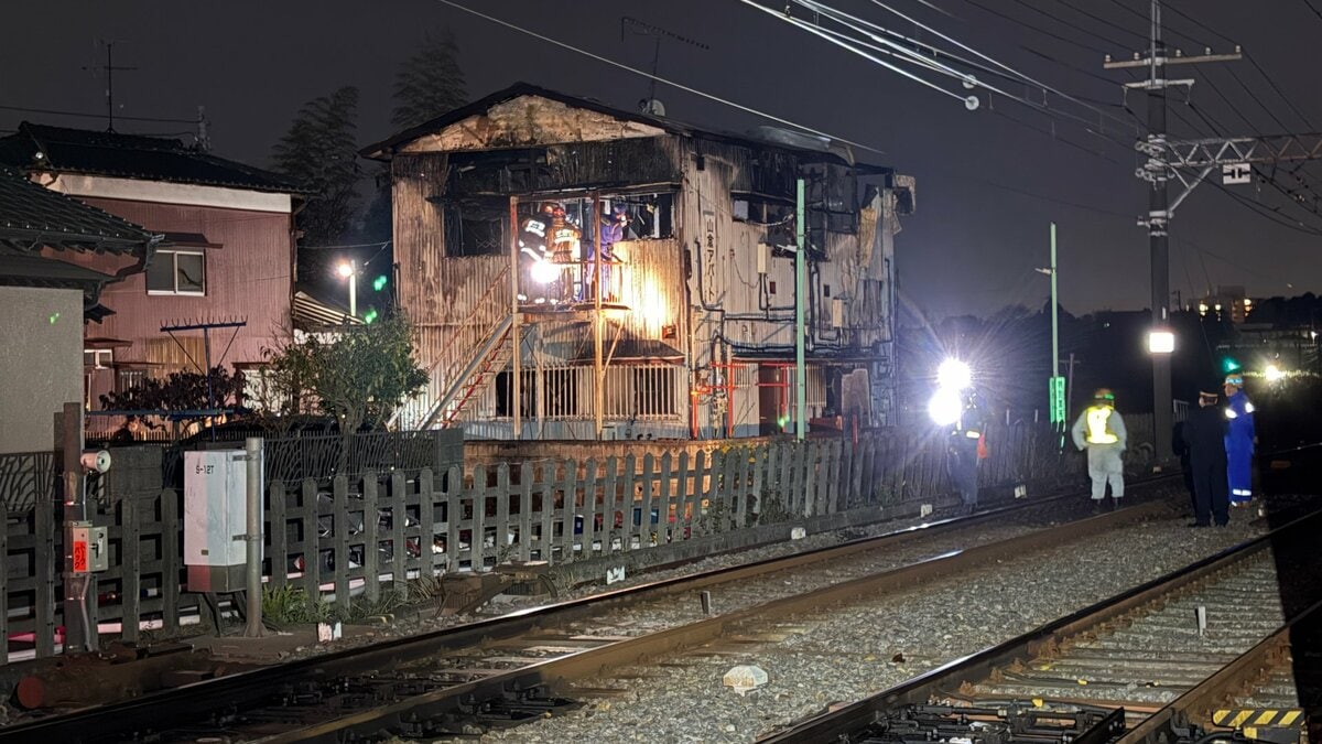 千葉・京成成田駅近くの2階建てアパートで火事　焼け跡から1人の遺体　京成本線の一部区間で遅れ