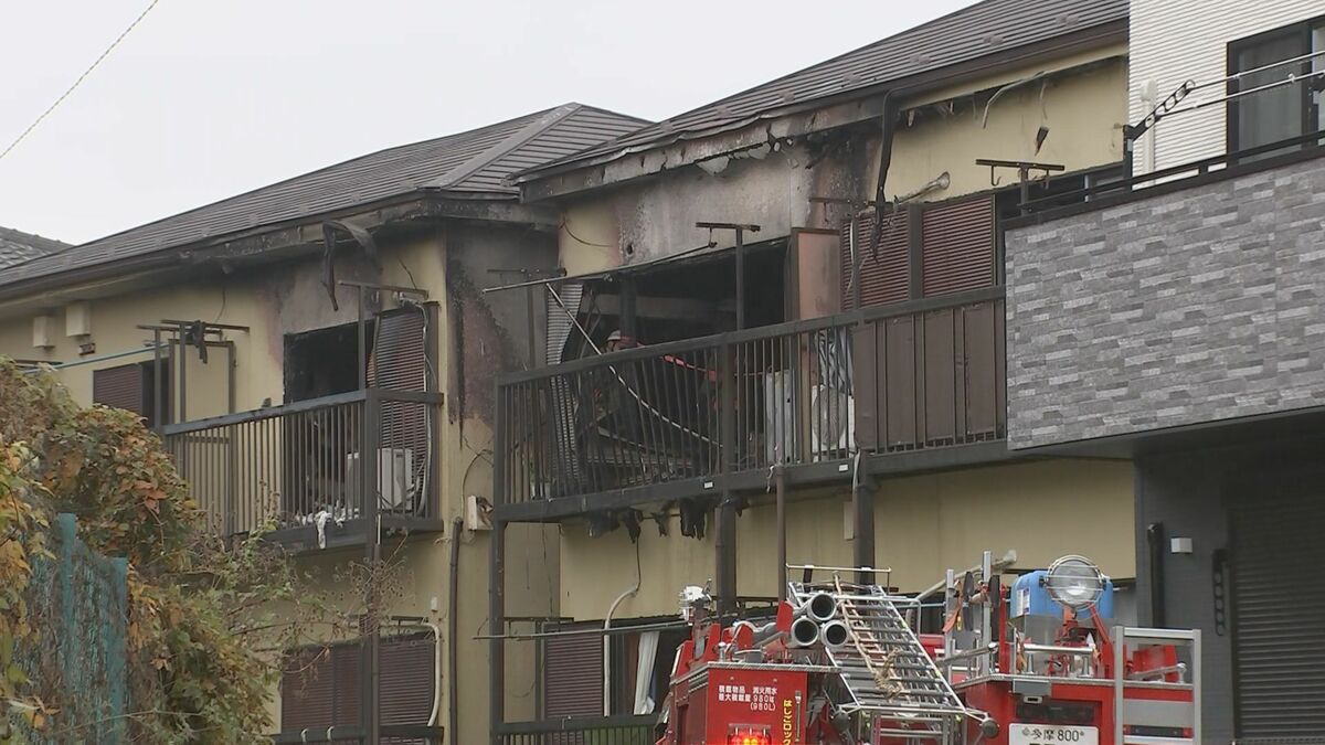 東京・府中市の木造アパートで火事 1人死亡 ポンプ車など23台が消火活動にあたり約2時間後に鎮圧