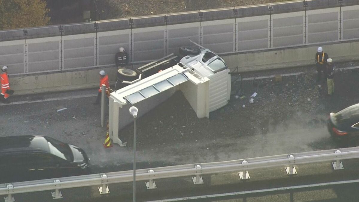 東京・豊島区の首都高5号池袋線でダンプカーが横転 荷台の土砂が道路上に散乱