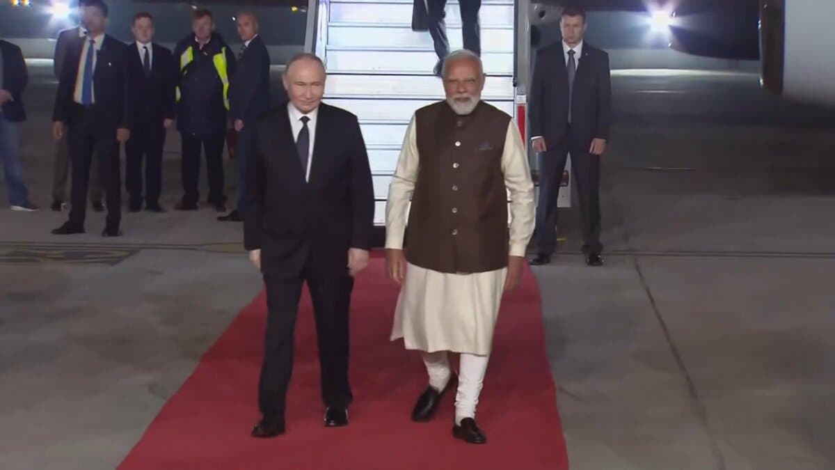 ロシア プーチン大統領がインド到着　約4年ぶりの訪印　出迎えたモディ首相と抱擁　首脳会談ではロシア産石油の購入継続も協議か