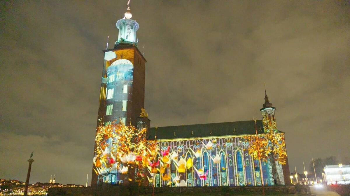 ノーベルウィーク始まる　ストックホルムは祝賀ムード　去年平和賞の日本被団協のライトアップも