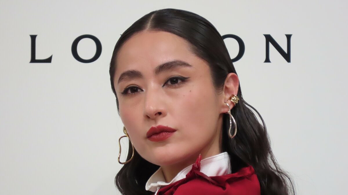 【 シシド・カフカ 】 クリスマスの思い出 「母が目の前でサンタさんに電話して...」 笑顔で語る