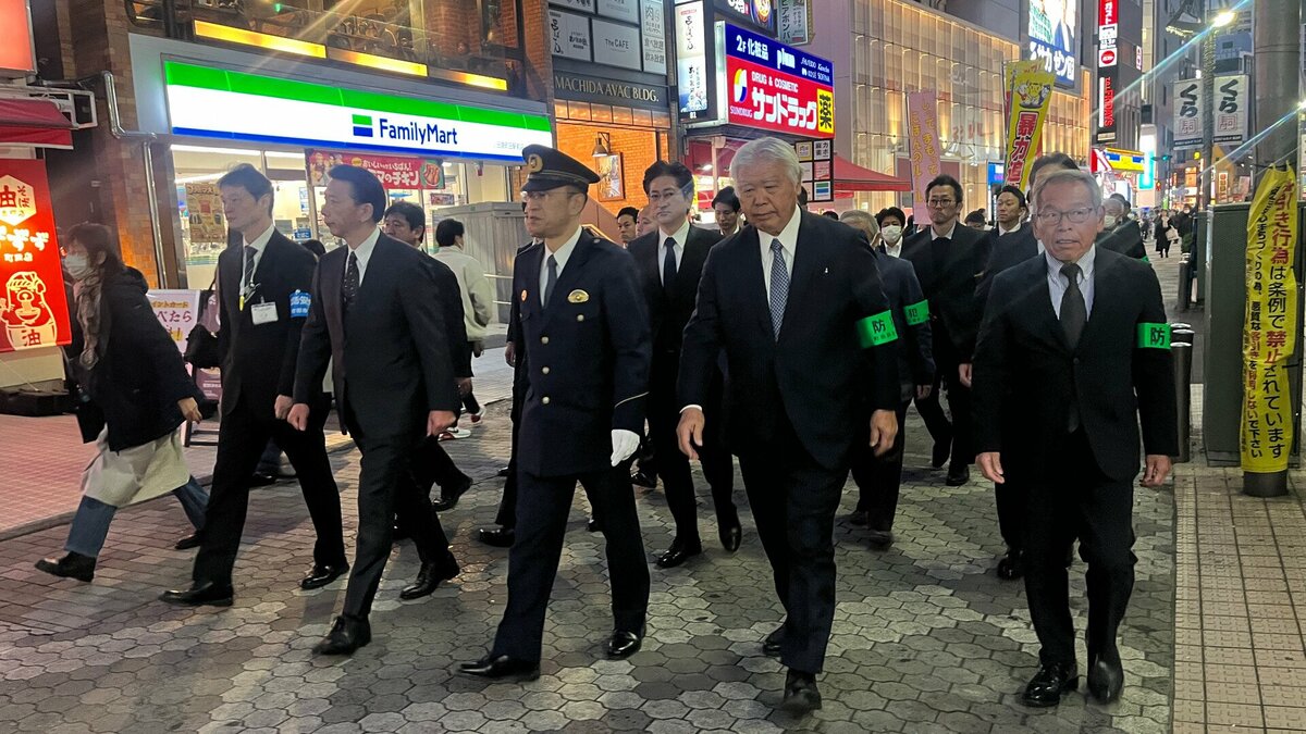 「路上での執拗な客引き行為やスカウト行為は違法です」東京・町田駅周辺の繁華街で客引きの防止などを呼びかけるパトロールを実施 警視庁