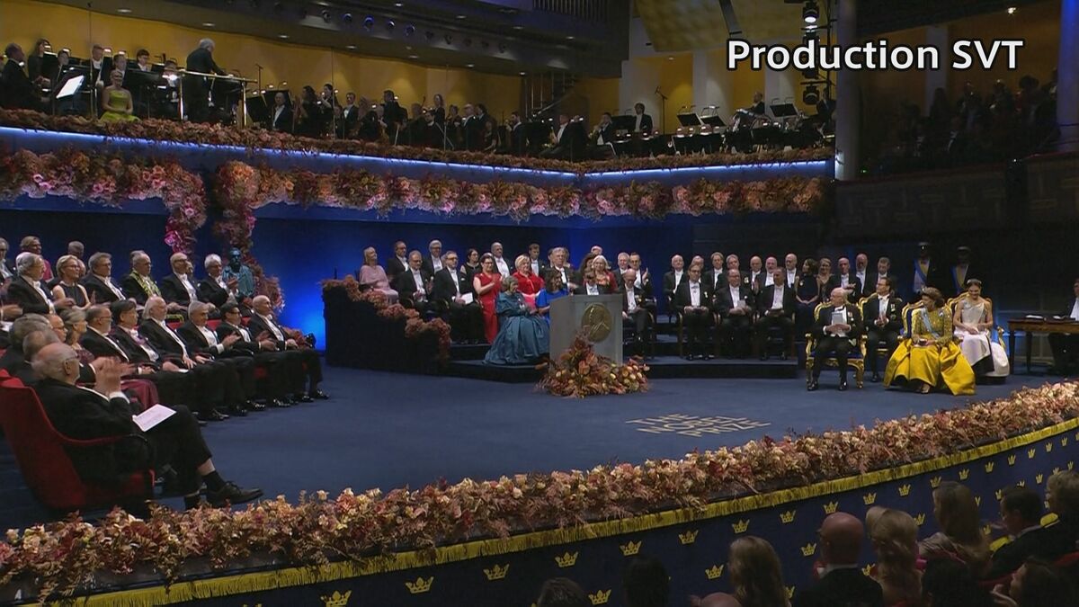 ノーベル賞授賞式 大阪大学・坂口志文特別栄誉教授と京都大学・北川進特別教授にメダル授与 日本人同時受賞は10年ぶり