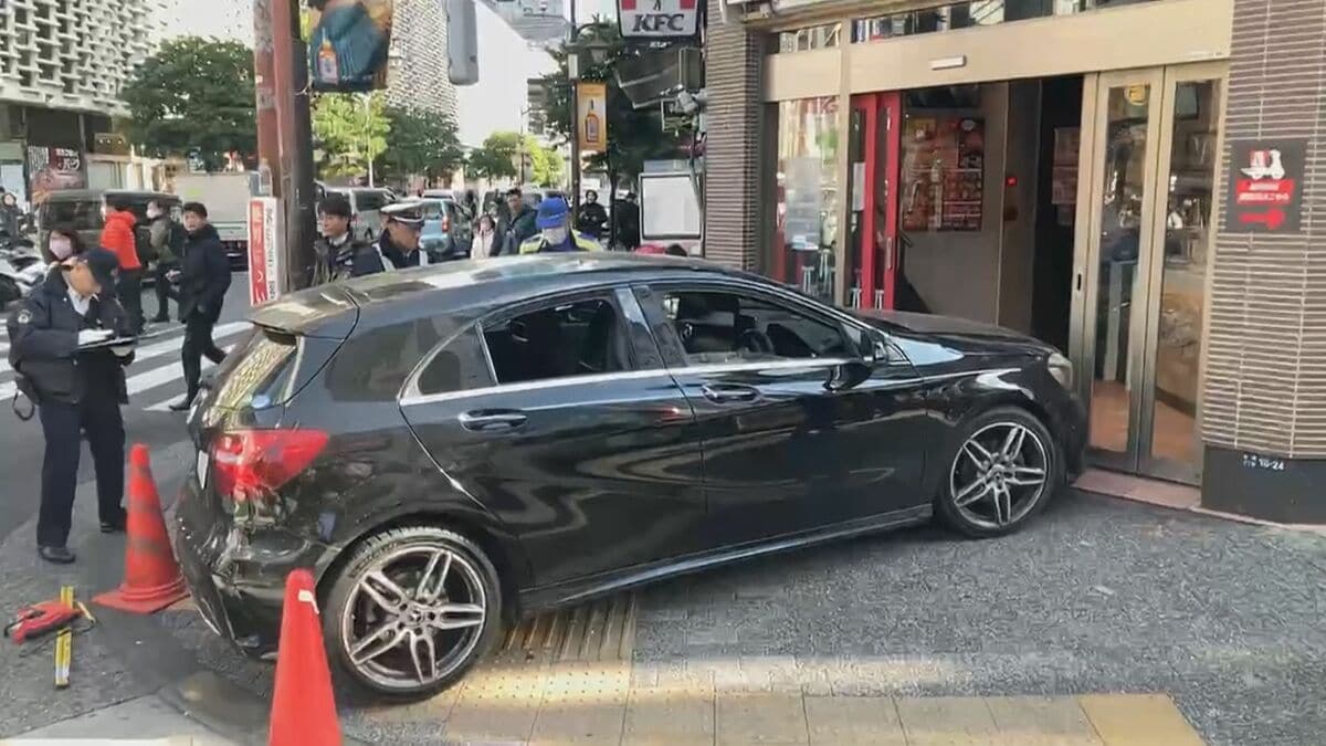 新橋駅近くのケンタッキーに高齢男性が運転する車が突っ込む 警視庁