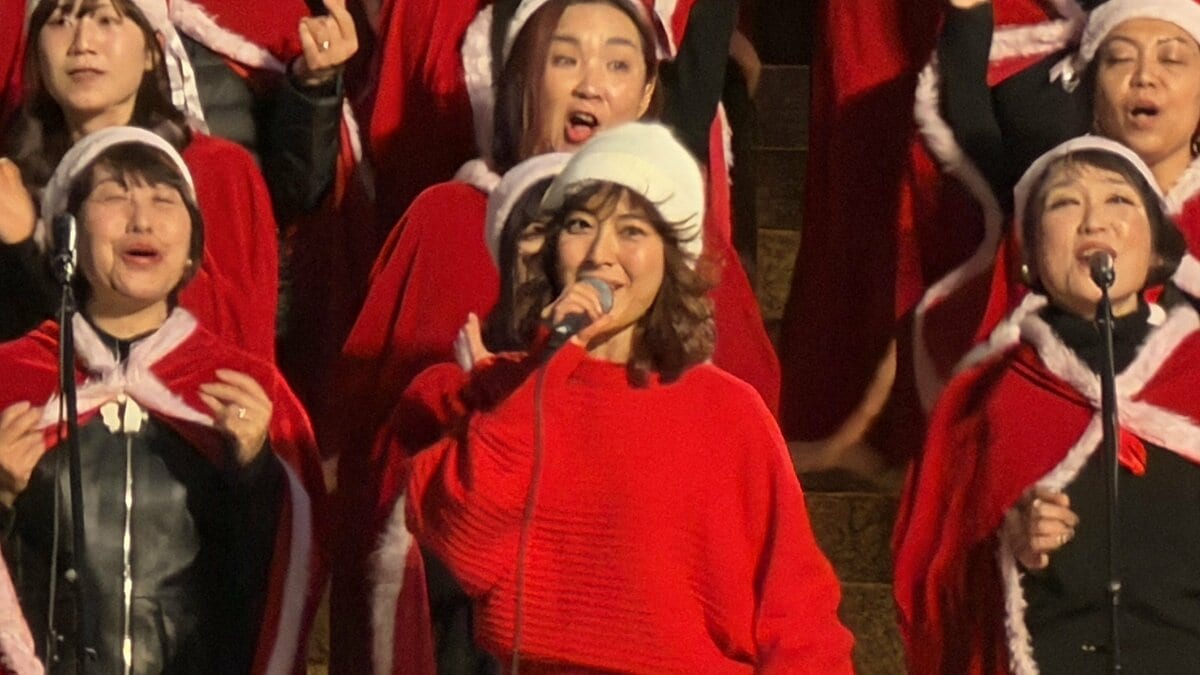 【 瀧本美織 】クリスマスはお忍びで丸の内イルミへ 東京駅で「100人合唱」 サプライズ参加