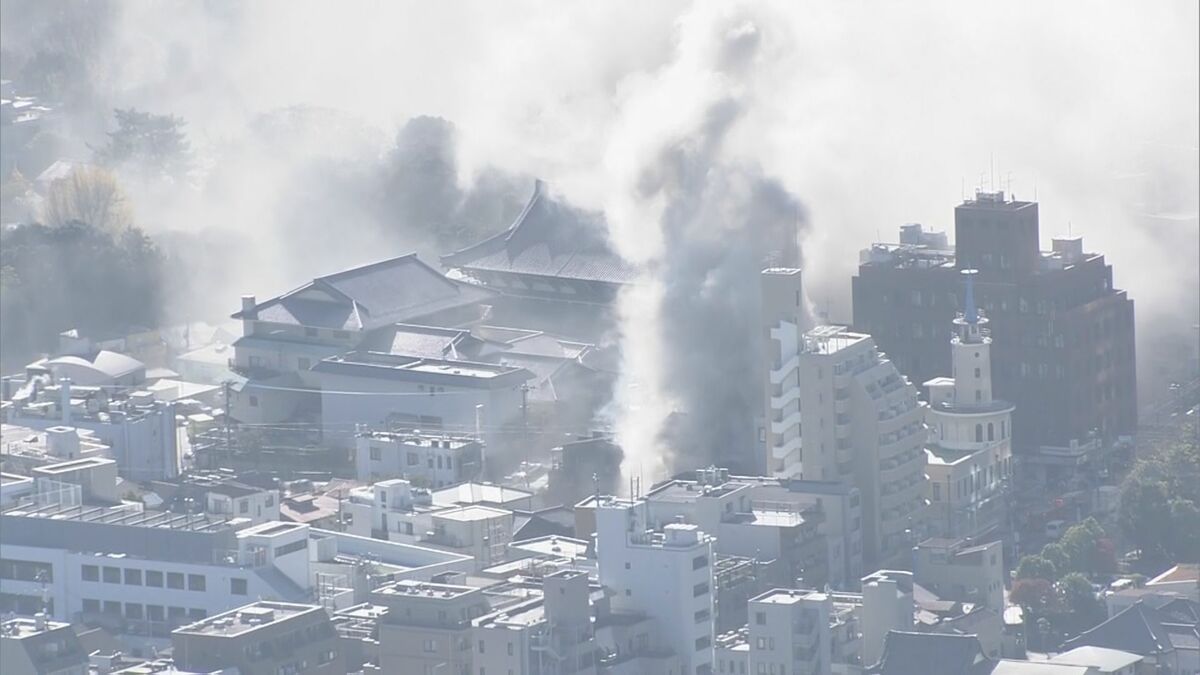 【速報】東京・港区で2階建て住宅延焼中 高齢女性1人けがか ガス点火時に爆発した可能性 付近に歴史的建造物