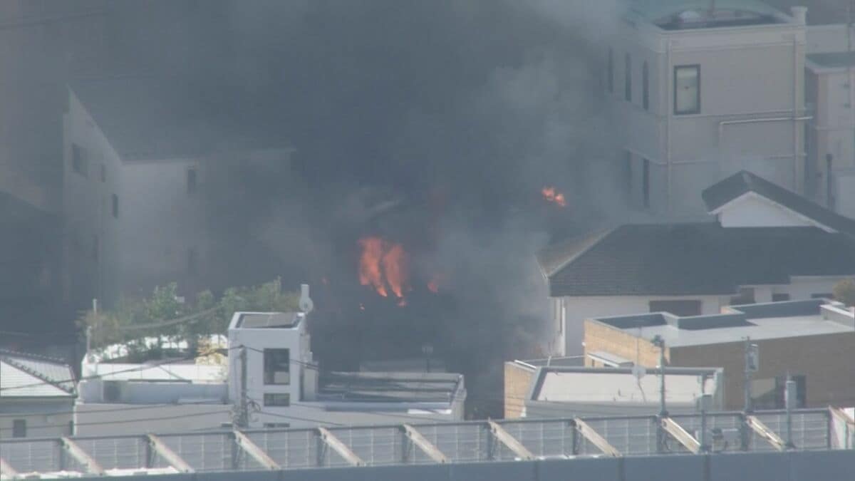 【速報】東京・港区高輪の2階建て住宅で火災　92歳女性けがか　ガス点火時に爆発した可能性も