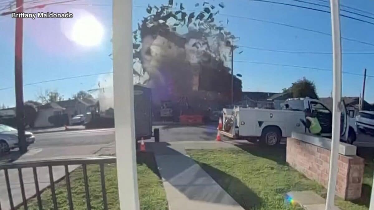 米カリフォルニア州で住宅が突然爆発 6人がけが 地下ガス管の破損が原因か