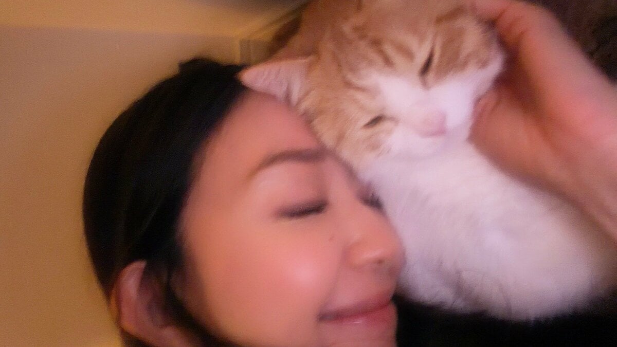 【松島花】多忙な師走 愛猫との2ショット画像を公開 「ごろりんに疲れを癒してもらってます」