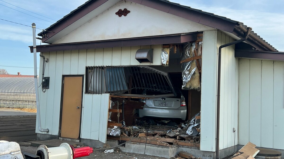 宇都宮市の集会所に車突っ込む 車に乗っていた女性が軽傷