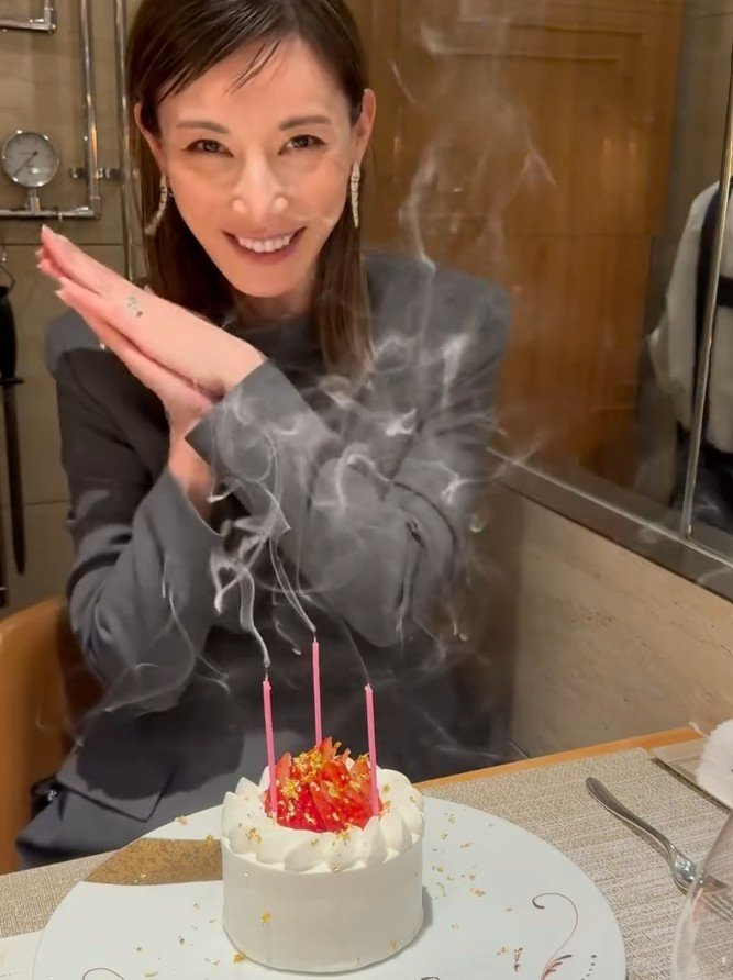 【 加藤あい 】 43歳の誕生日迎え 「全てが当たり前ではないということを忘れずに 本当に感謝です」 ケーキと笑顔ショット