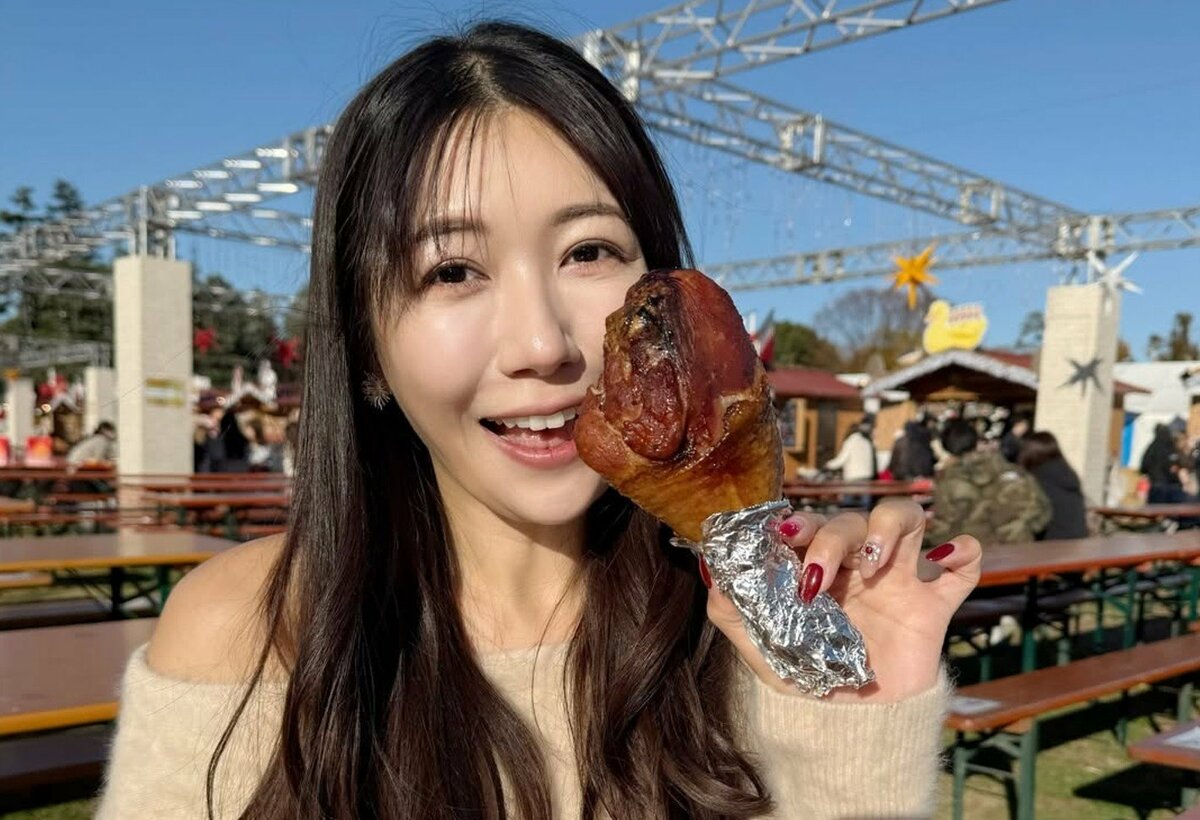 【 穂川果音 】 ぽかぽか陽気で思わずオフショル 「お腹を満たして幸せな気持ちになっていたよ〜」 クリスマスマーケットのグルメを堪能