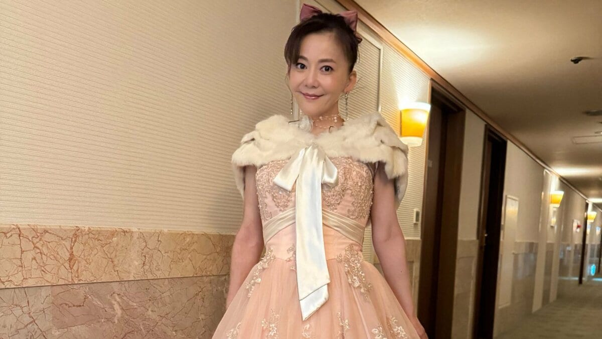 【 華原朋美 】 「とっても幸せな心に残るお時間」沖縄でディナーショー開催 ピンクと赤の華麗なドレスで観客を魅了