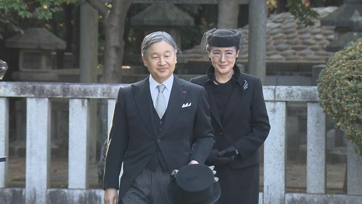 天皇皇后両陛下　三笠宮妃百合子さまの墓に玉串捧げ拝礼　豊島岡墓地