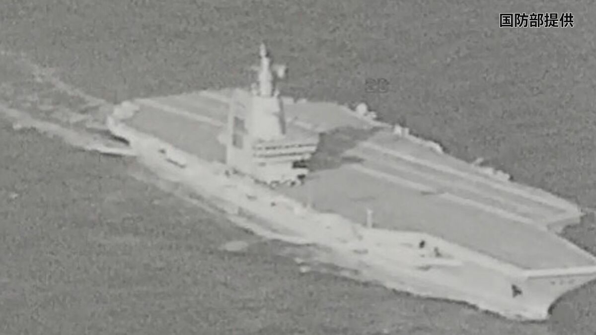 中国の新型空母「福建」が台湾海峡を通過 台湾国防部が空撮画像を公開