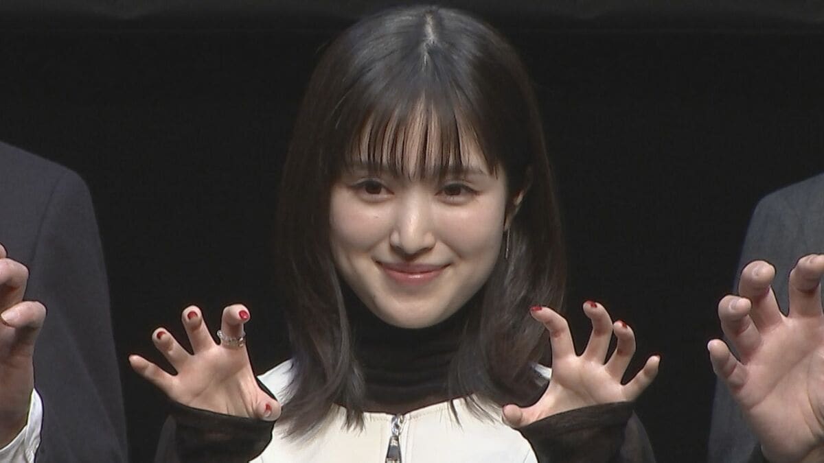 【福本莉子】羽田空港に“超巨大ゴジラ”誕生　「ゴジラ関係のお仕事待ってます」