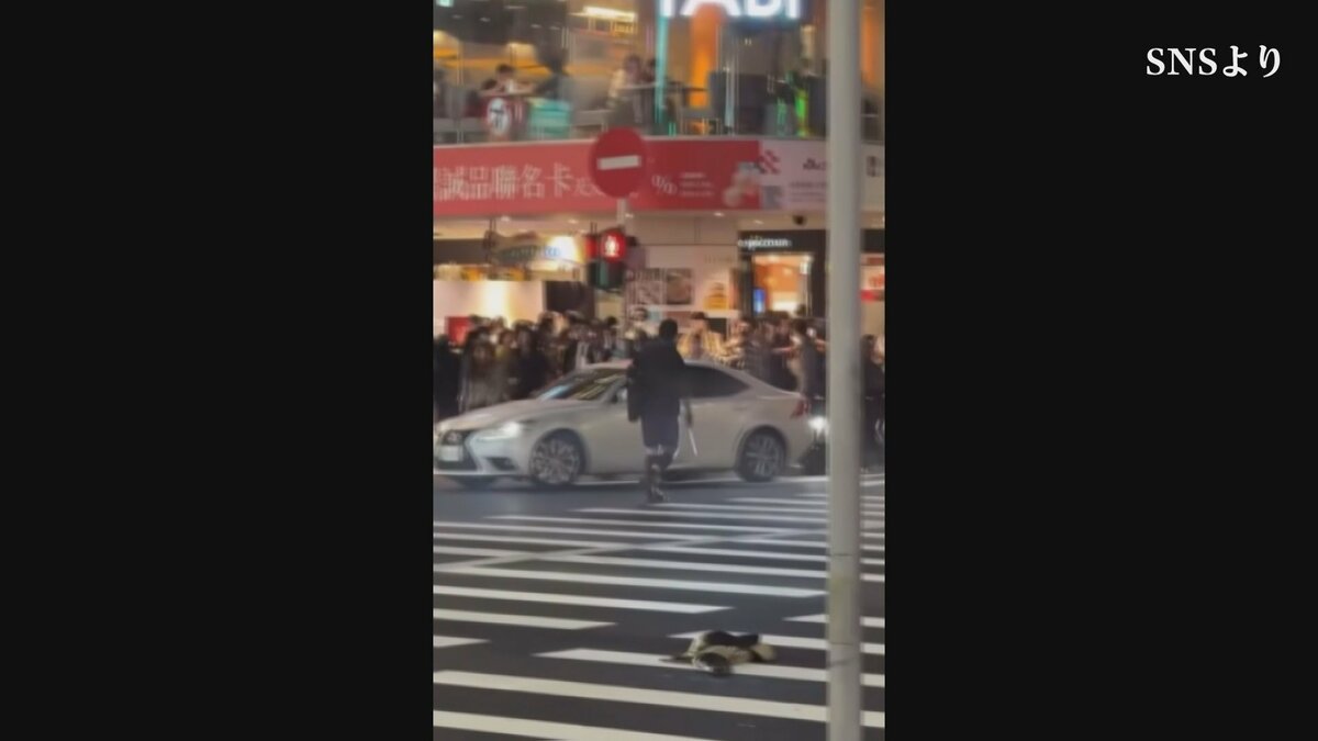 【速報】台湾で複数の切りつけ事件 発煙弾投げ込みも… これまでに2人死亡 犯人は別の事件で指名手配中の27歳男 警察官に取り囲まれ屋上から飛び降りる