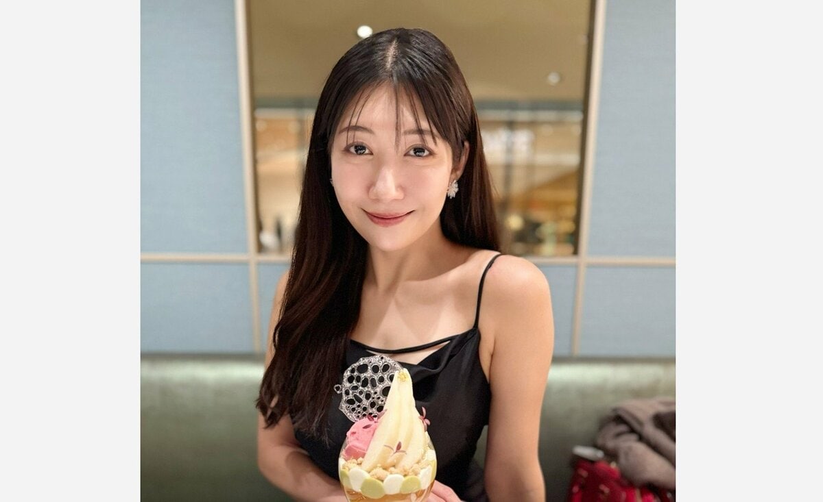 【 穂川果音 】 「クリスマスはみんなどう過ごすの〜?」 年末の近況を報告 「今週で仕事納めの人も多いよね あと少し頑張ろうね〜!」