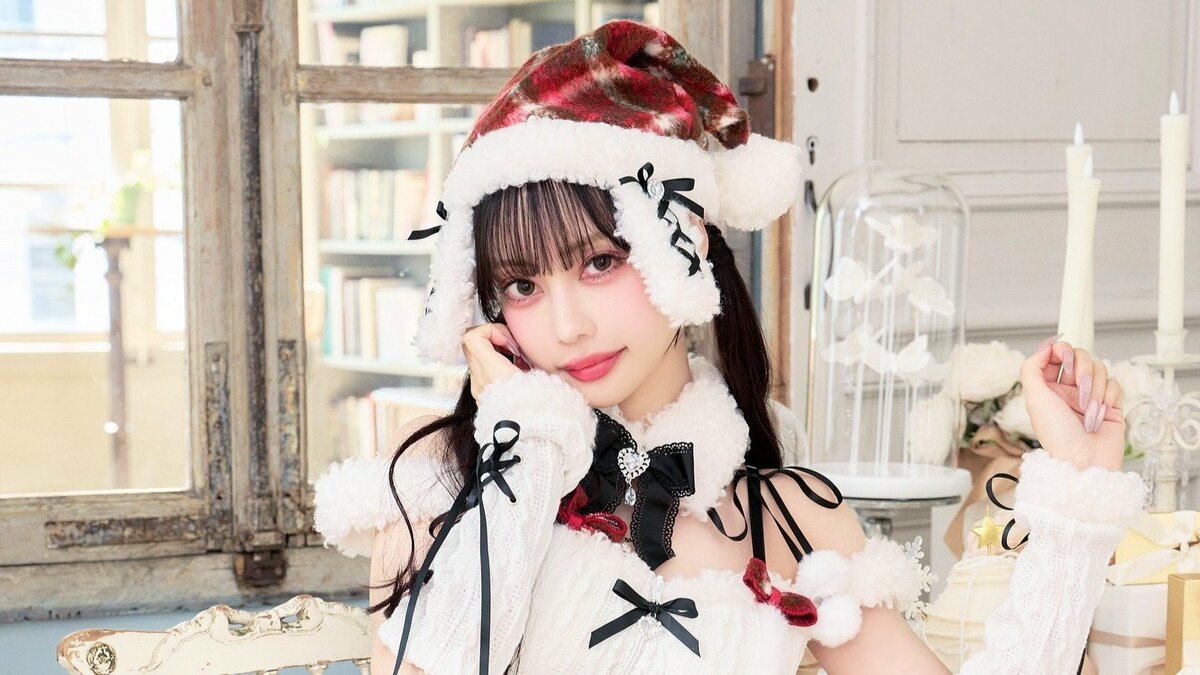 【中村雅俊・五十嵐淳子夫妻の三女】中村里砂「今年のクリスマスツリーはこれっ」3変化のサンタコスチュームで彩る特別な一日