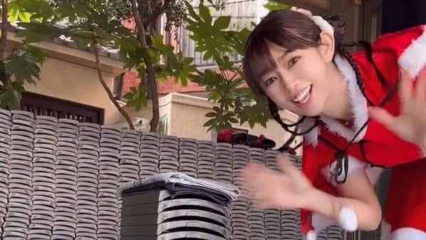 【 堀江聖夏 】「Merry Christmas! 瓦割り」を披露　サンタクロース風チャイナドレス姿で瓦割り
