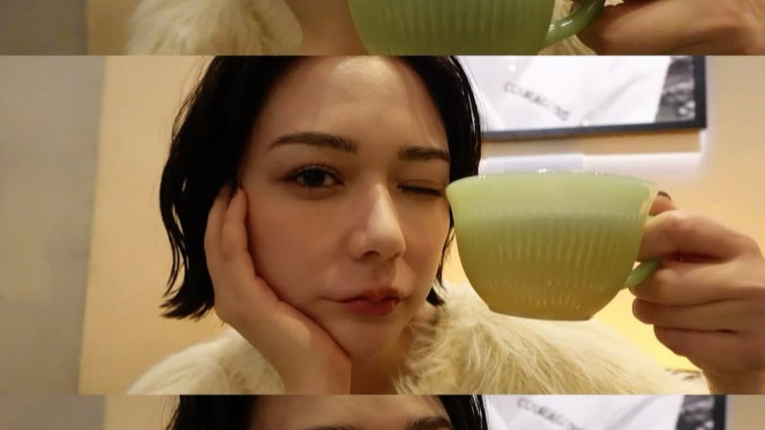 【 村重杏奈 】「ガラリとお正月モード！」「呑む日が続いてます！」けれど写真はカフェで紅茶のリラックススマイル