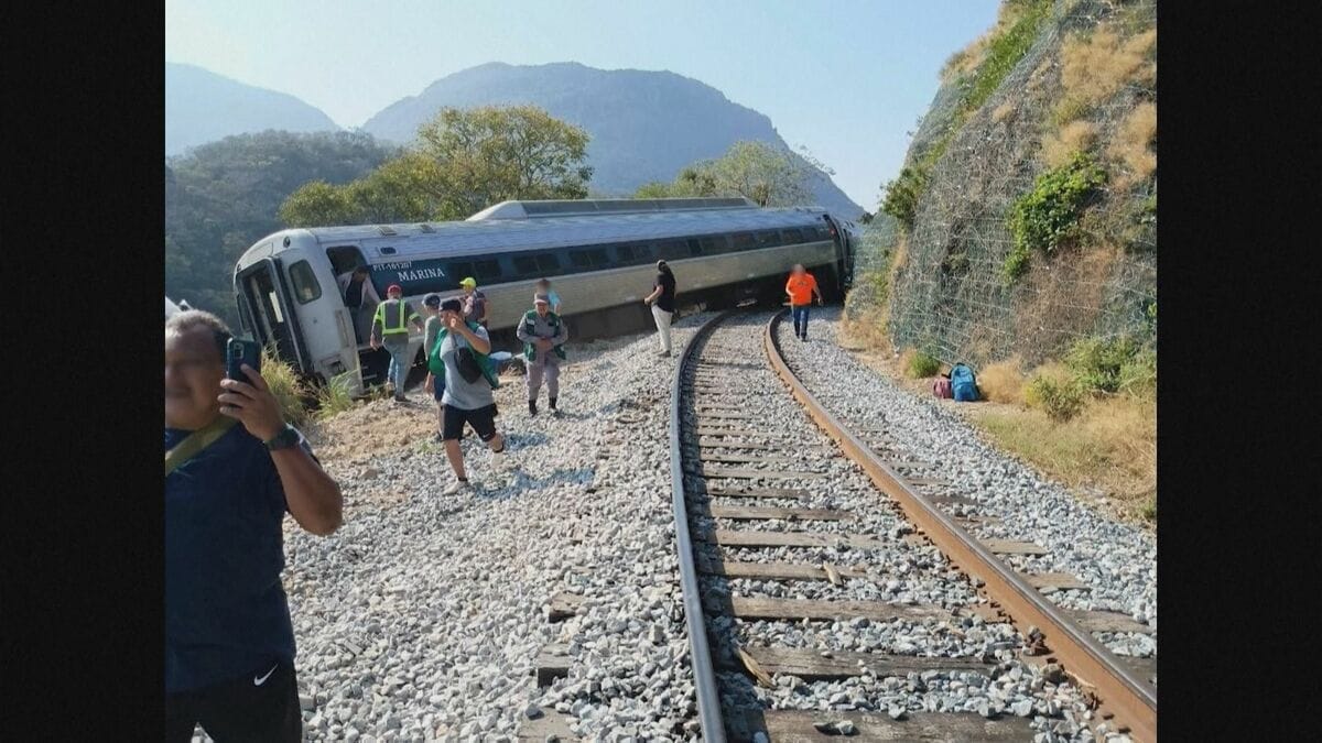 メキシコで脱線事故　少なくとも13人死亡 98人負傷