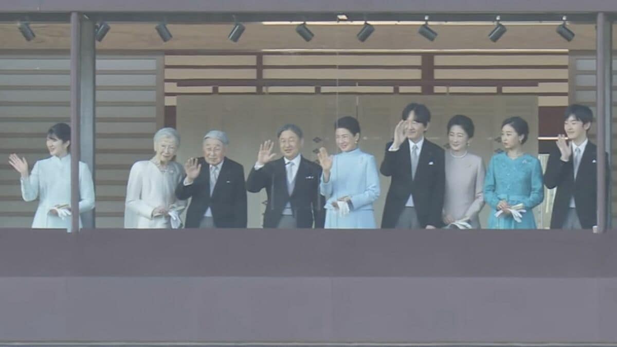 【速報】皇居で「新年一般参賀」始まる　悠仁さまは初出席　宮殿ベランダからお手振り　今年は立ち位置変更も
