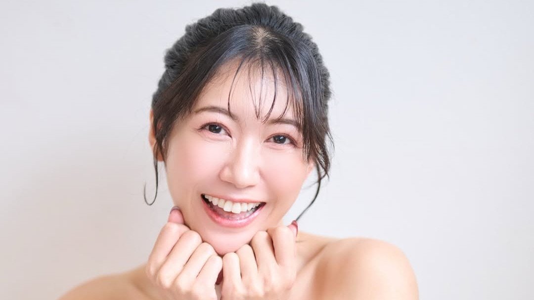 【 穂川果音 】今年も 「肩出し」"あざとポーズ”での新年あいさつに「眼福モノですね」「かわセクシー」などの声