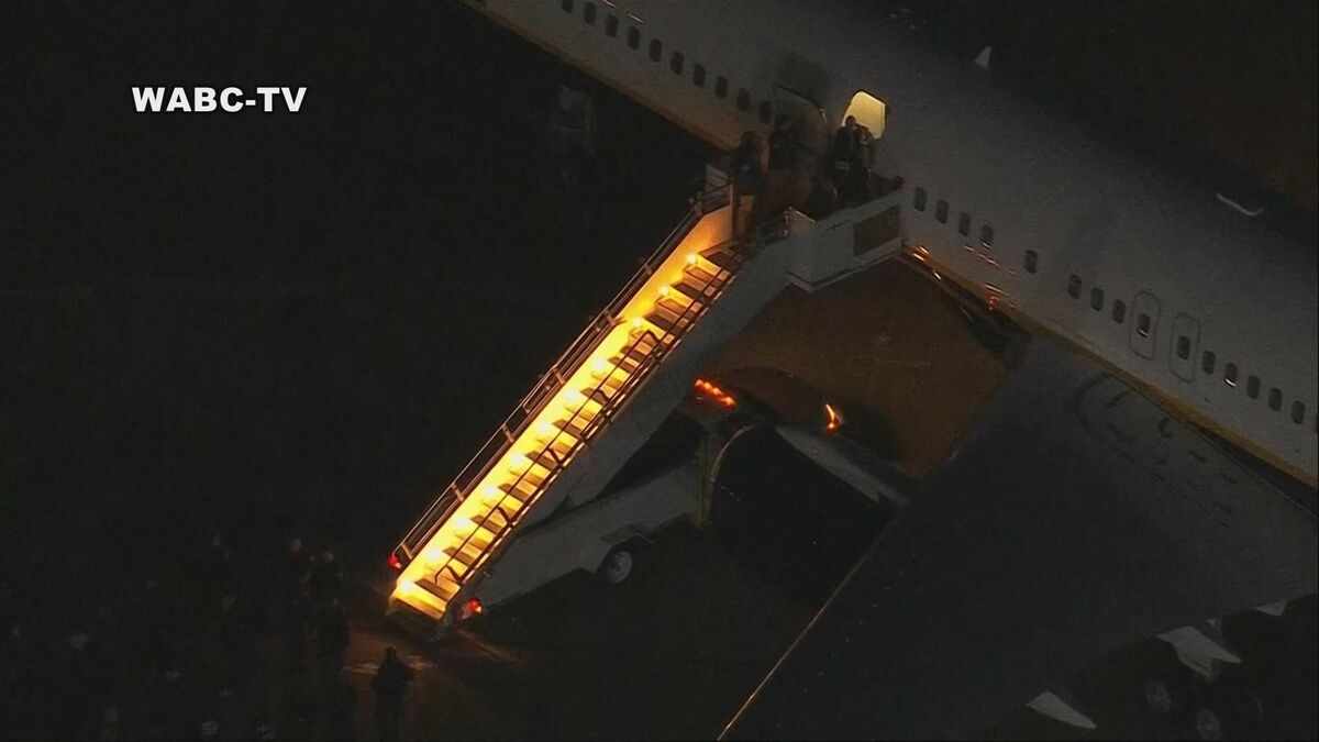 【速報】拘束されたベネズエラ・マドゥロ大統領がアメリカ・ニューヨーク州に到着　米メディア