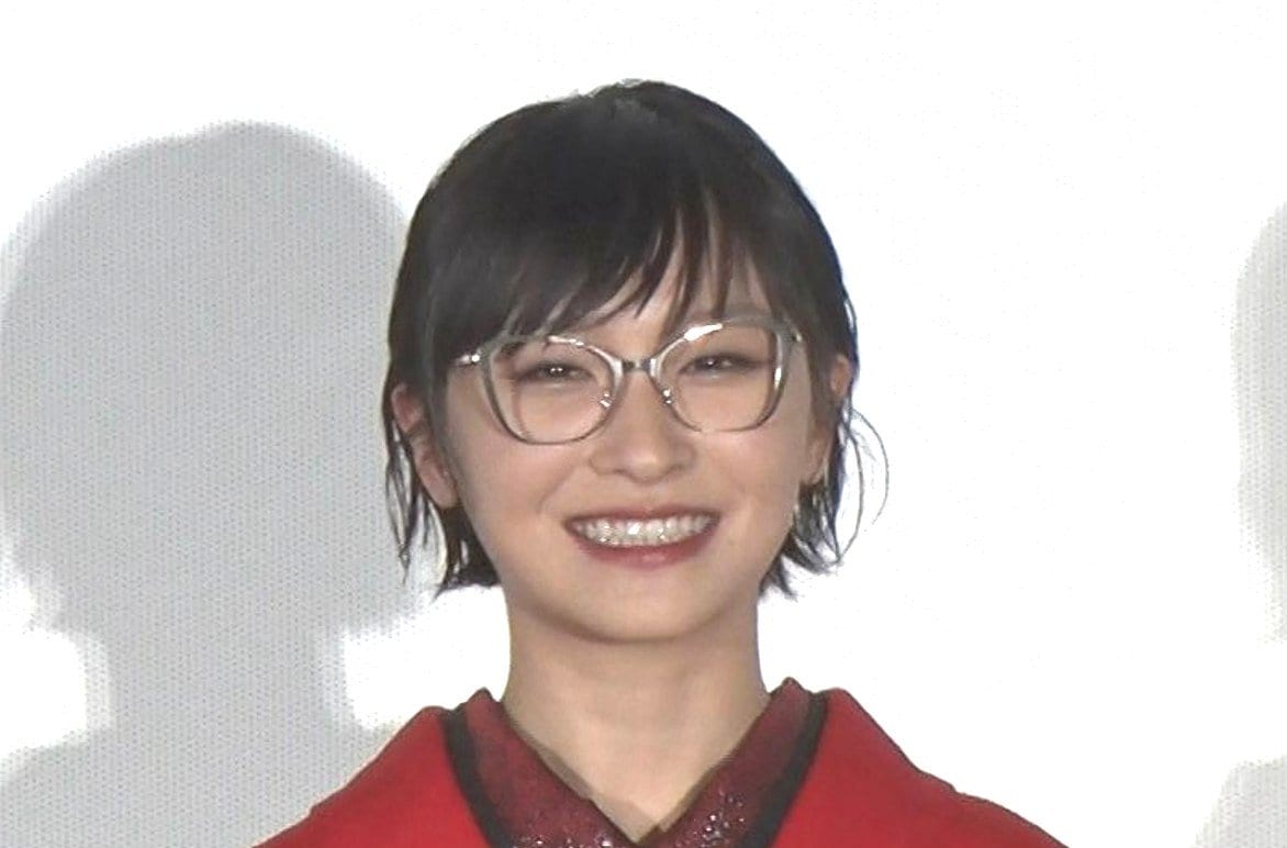 【 新しい学校のリーダーズ・SUZUKA 】　鏡開きの酒樽を覗き込みながら　「中にお酒でも入ってるのかなと思ったら…」