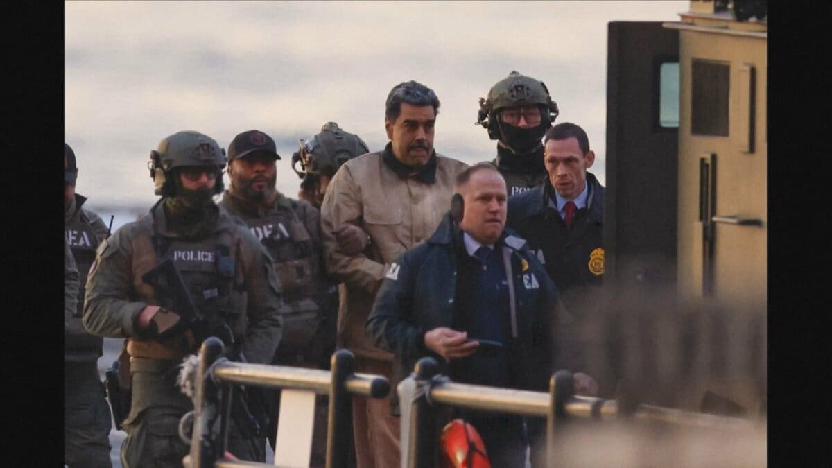 ベネズエラ　マドゥロ大統領がニューヨークの裁判所に到着　出廷へ