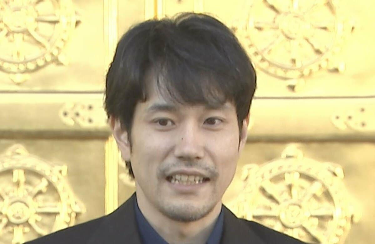 【 松山ケンイチ 】 「背中に電気走って動けなくなりました」　朝の着替え中に突然の痛み　本厄の年に　〝背中ギックリ〟を報告