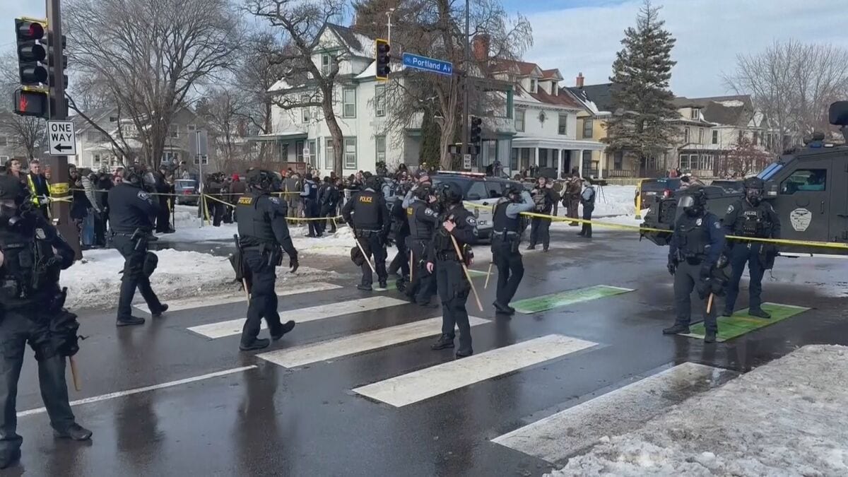 大規模な移民取り締まりの米ミネソタ州で当局が発砲 女性が死亡