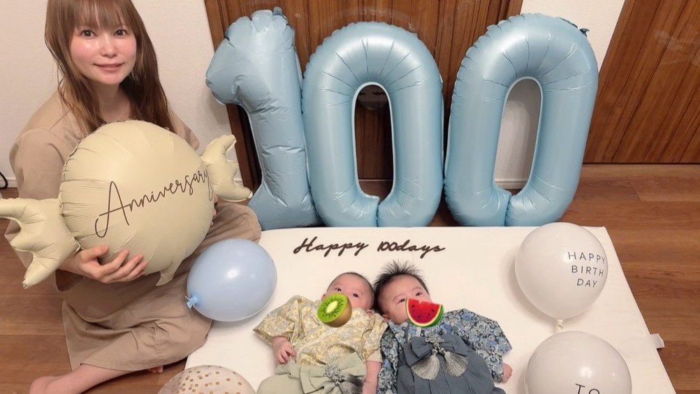 【 中川翔子 】「双子生誕100日」色違いの袴を着て堂々ポーズ「めちゃくちゃ大きくなったー!」 生成AIで写真のデコレーションも