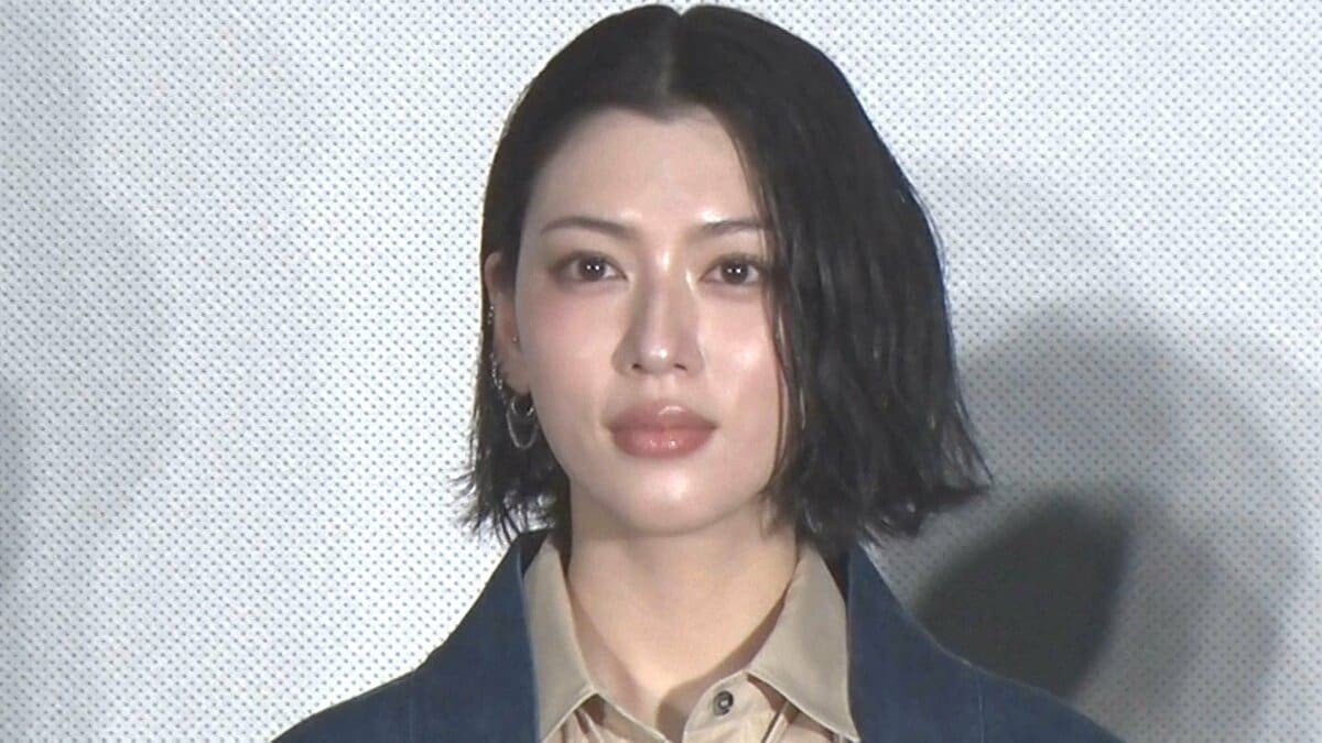 【 三吉彩花 】　アニメ声優初挑戦で　毎日胃がキリキリも　現場は〝脚の長さで圧倒〟　エンディング曲は大泉洋