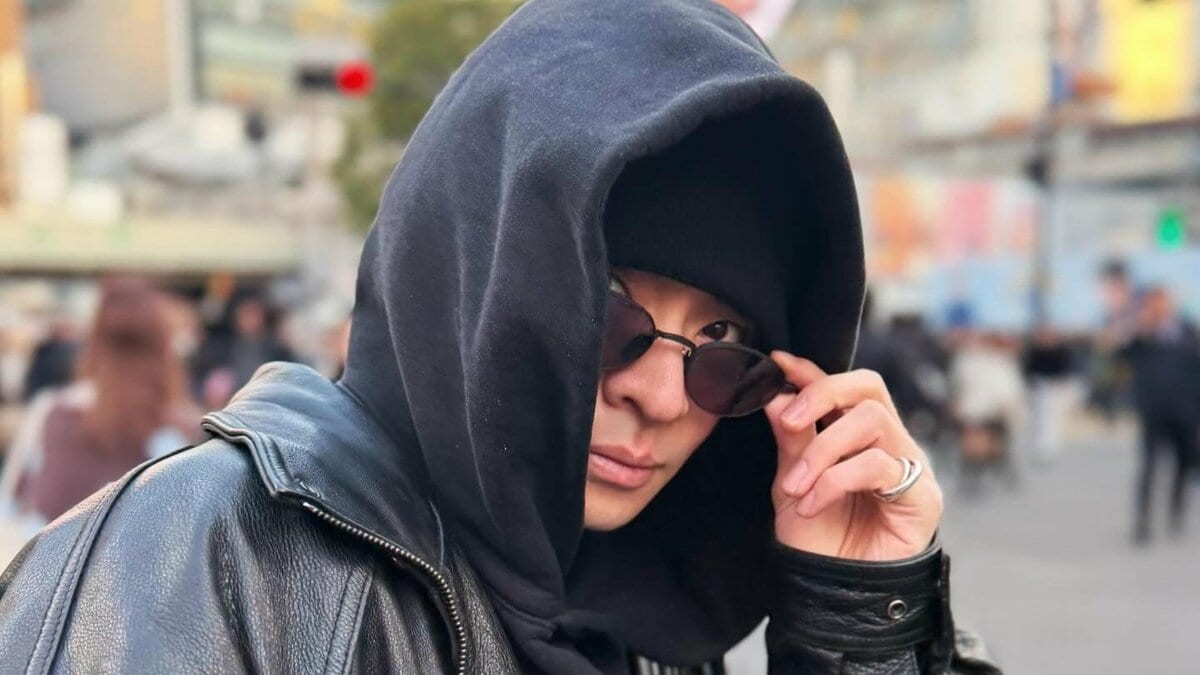 【 Number_i ・岸優太 】「センターGUY」路地裏からスクランブル交差点まで　クールな黒コーデで渋谷に降臨