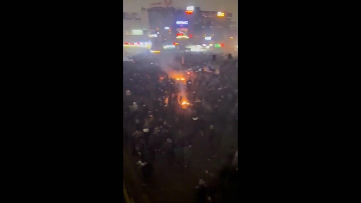 アメリカがイラン反政府デモへの軍事介入を協議 軍事施設への空爆も選択肢か 米紙