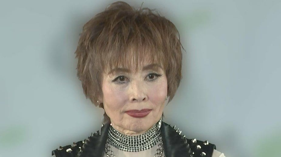 【 小柳ルミ子 】 「急遽 手術となりました」「歯が裂けてるぅー⁈」「裂けた歯にも 膿がベッタリ」「痛かった患部をそのままにして来たツケが今頃に」