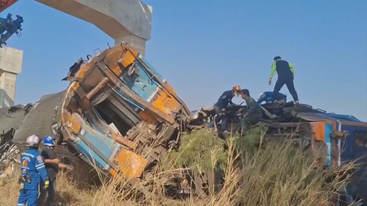 タイ東北部でクレーンが落下し列車に直撃 少なくとも22人が死亡