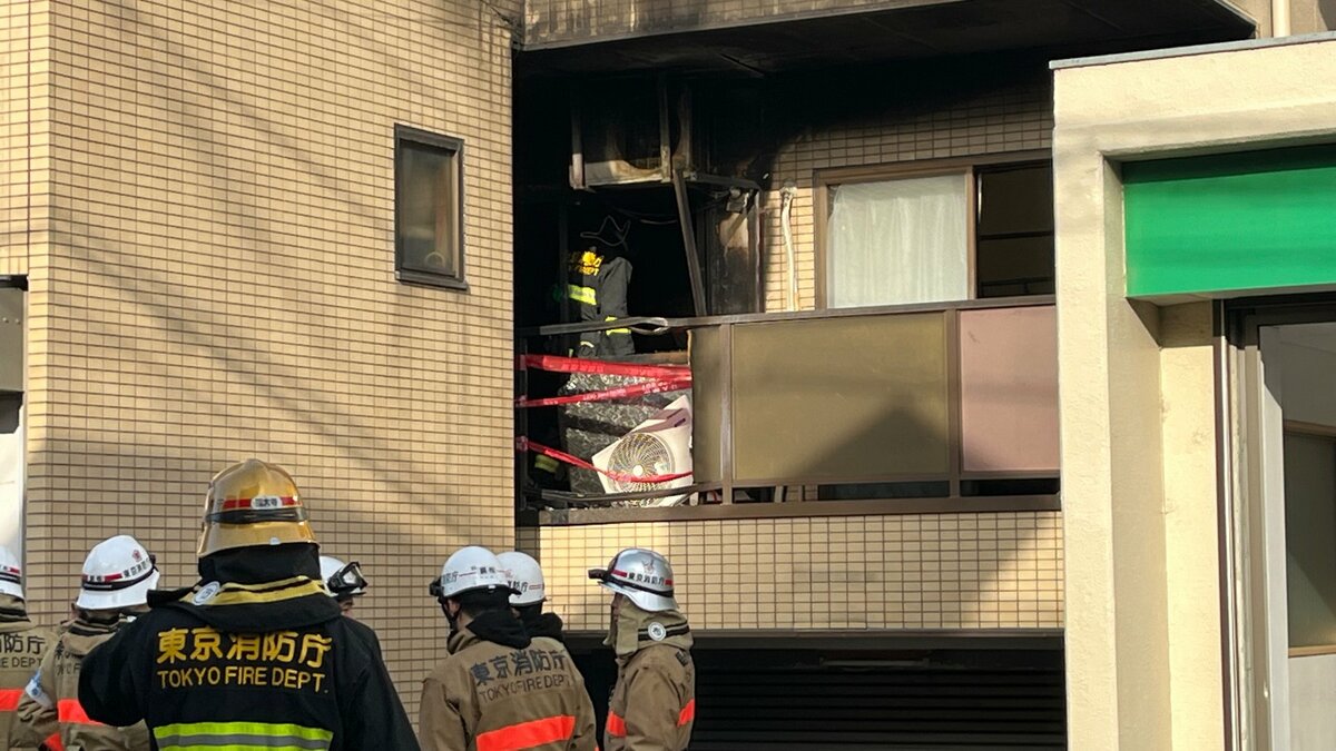 東京・調布市の住宅街　3階建てアパートで火事　40代男性が意識不明で病院搬送　現在は意識回復