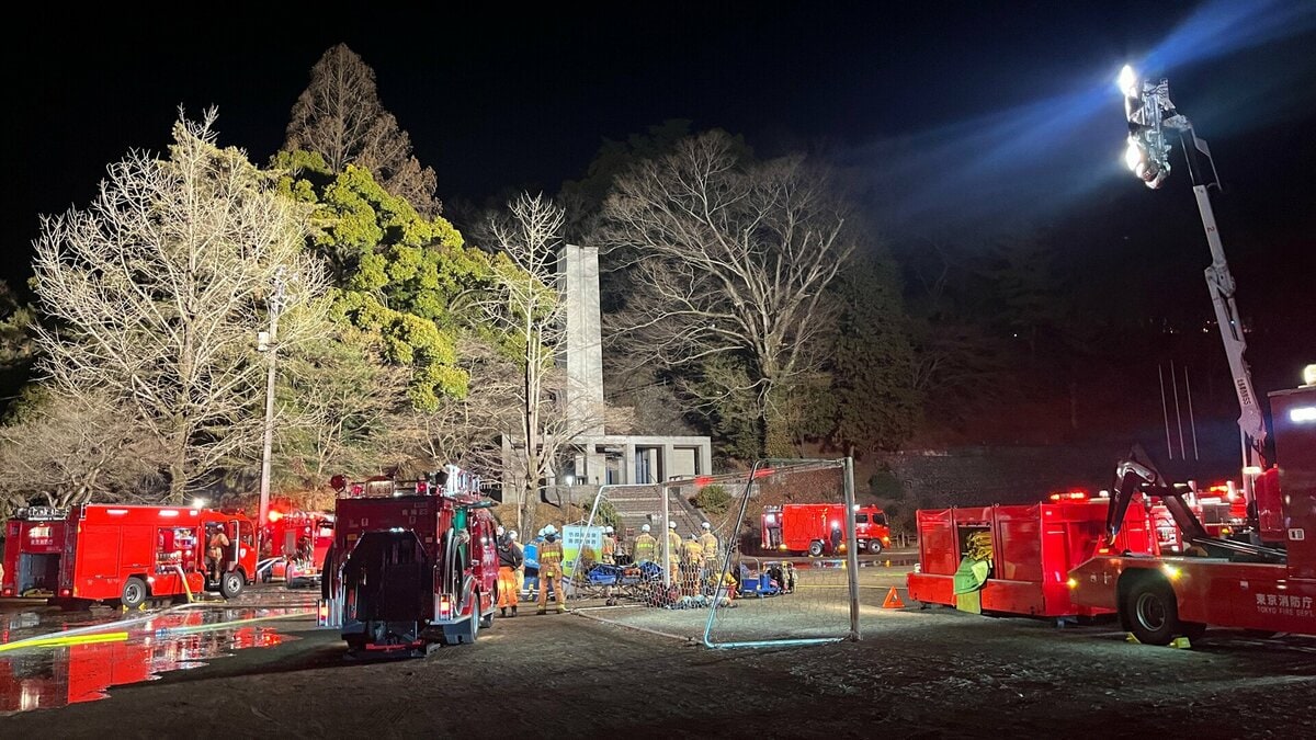 【速報】東京・青梅市で草木など燃える火事　焼失面積は約2000平方メートル　約1時間半後に「鎮圧」も鎮火のめど立たず　午前1時半現在