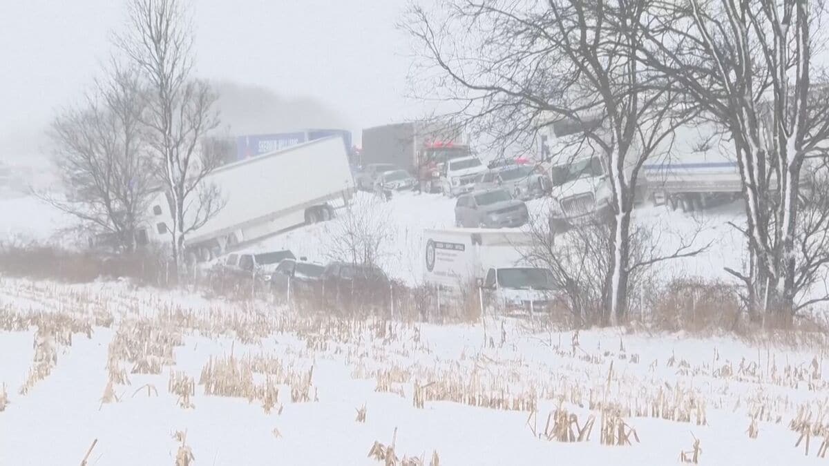米中西部でトラックなど100台以上絡む玉突き事故