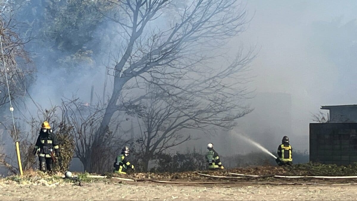 下草が燃えて火災　付近の物置にも燃え移り現在も延焼中　前橋市には「乾燥注意報」と「強風注意報」