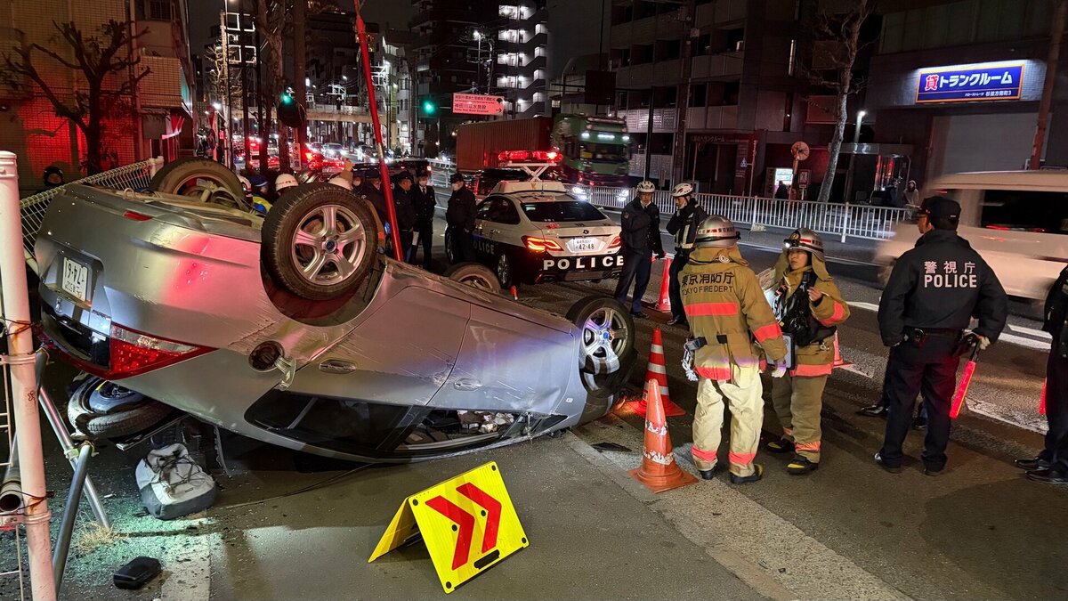 【速報】パトカーが追跡した乗用車が別の車に追突し横転…車に乗っていた2人は逃走　警視庁が行方追う　東京・杉並区