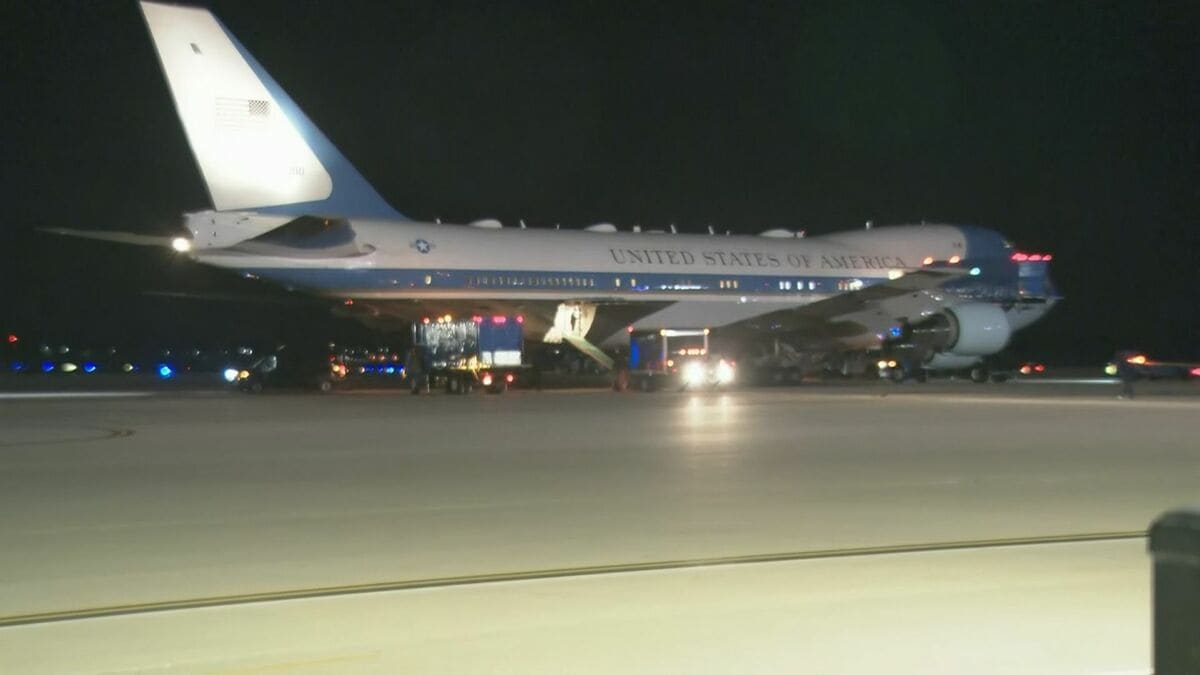 トランプ大統領　専用機エアフォース1に「電気系統の軽微な問題」 スイスでのダボス会議に向け離陸直後に引き返すトラブル