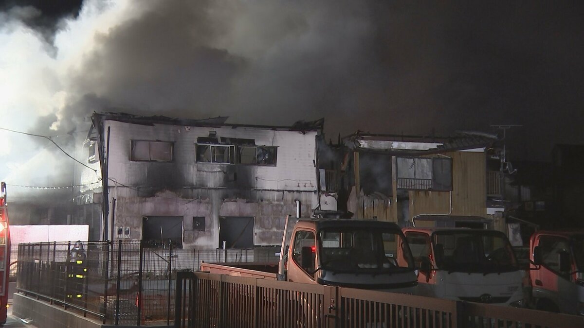 埼玉・吉川市の住宅から火 現在も消火活動続く 火元に住む70代男性と連絡取れず