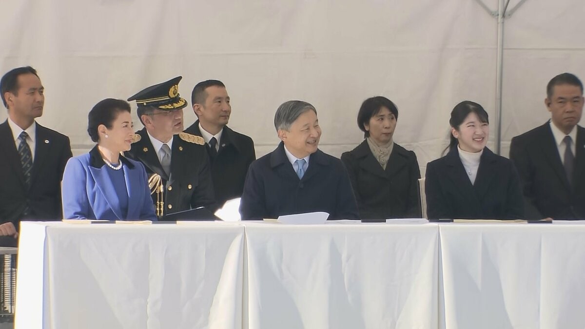 天皇皇后両陛下と愛子さま 皇宮警察の「年頭視閲式」を視察 創立140周年 護衛馬や警察犬を笑顔で見守られる場面も