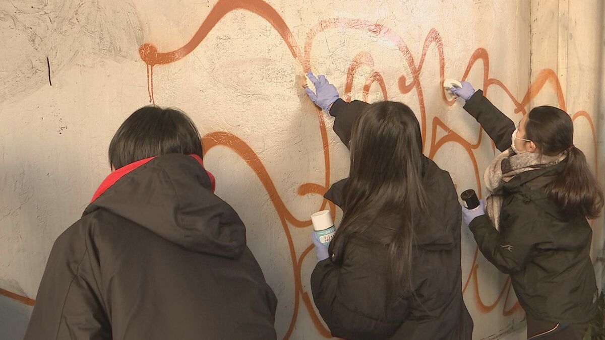 「落書きは犯罪」 目黒学院高校生徒や東急電鉄などと落書き消す活動　警視庁目黒署