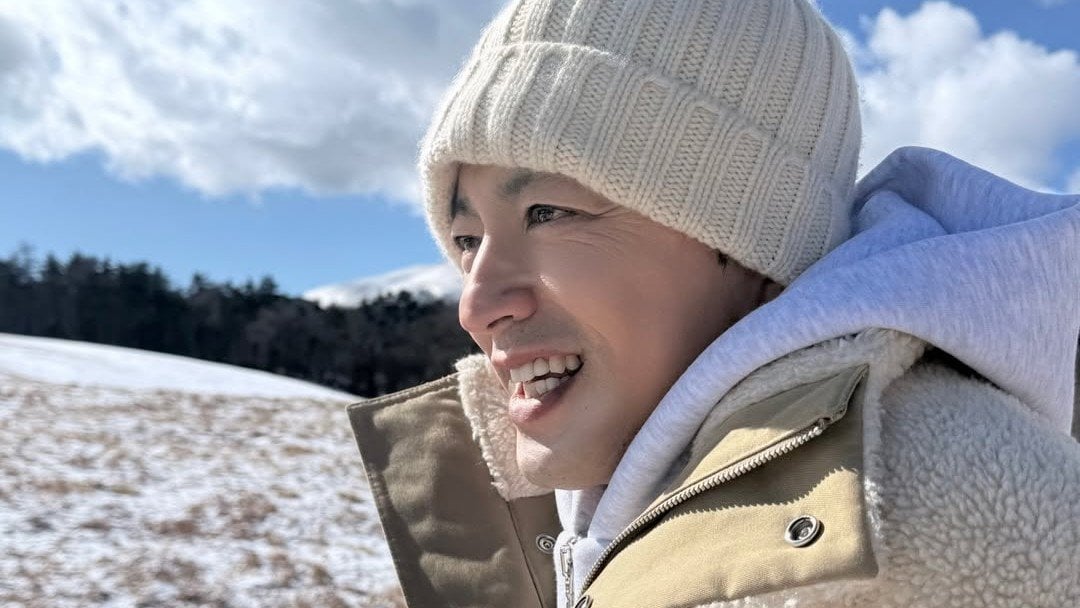 【 大沢たかお 】雪山をバックに散歩 フォロワー歓喜「少年の様な瞳と白銀の世界」「彼女妄想素材あざーっす!」